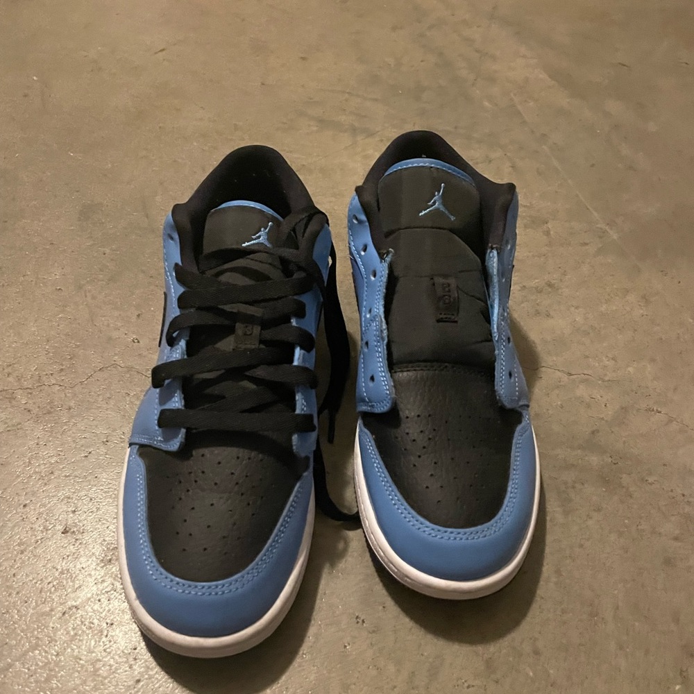 Low top Jordan’s Blue shoes